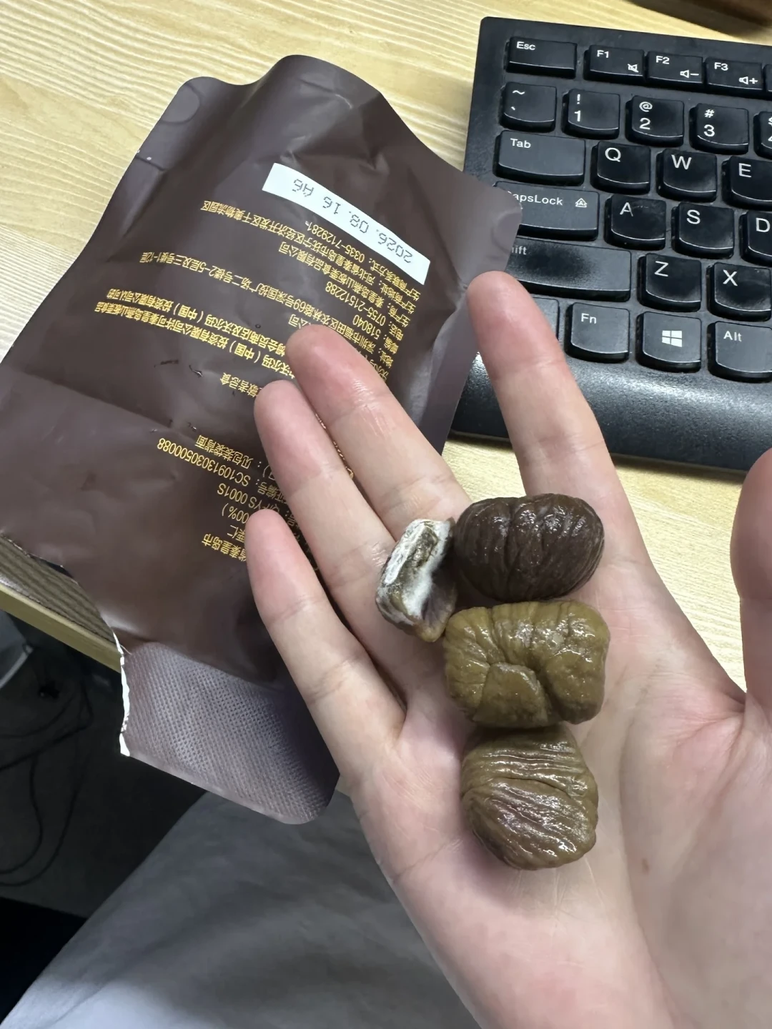 没开封、没过期，板栗仁却长了白毛：这个秋天买栗子，先把两件事拆开