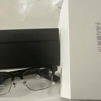 页面写「支持1200度」，950度用户的回答是「低头会滑」：对完度数门槛、+20克镜重、4000元整副这三笔账，想把AI眼镜配成主力镜，先看你处不处得过这三条线