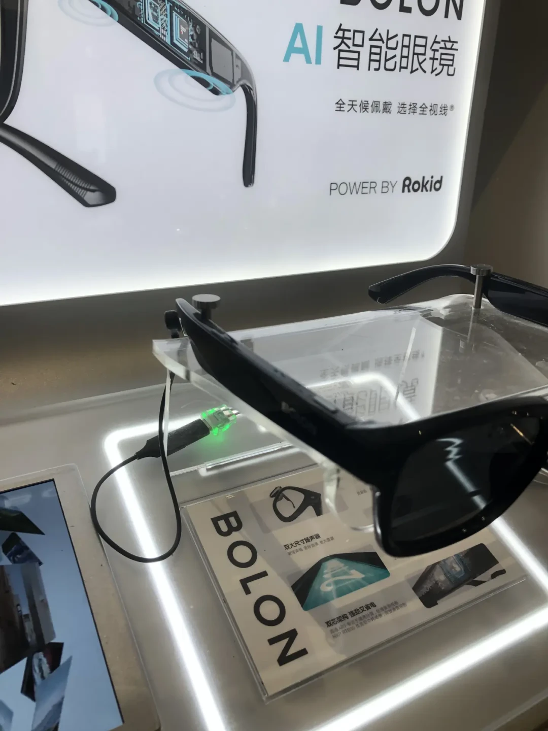 页面写「支持1200度」，950度用户的回答是「低头会滑」：对完度数门槛、+20克镜重、4000元整副这三笔账，想把AI眼镜配成主力镜，先看你处不处得过这三条线