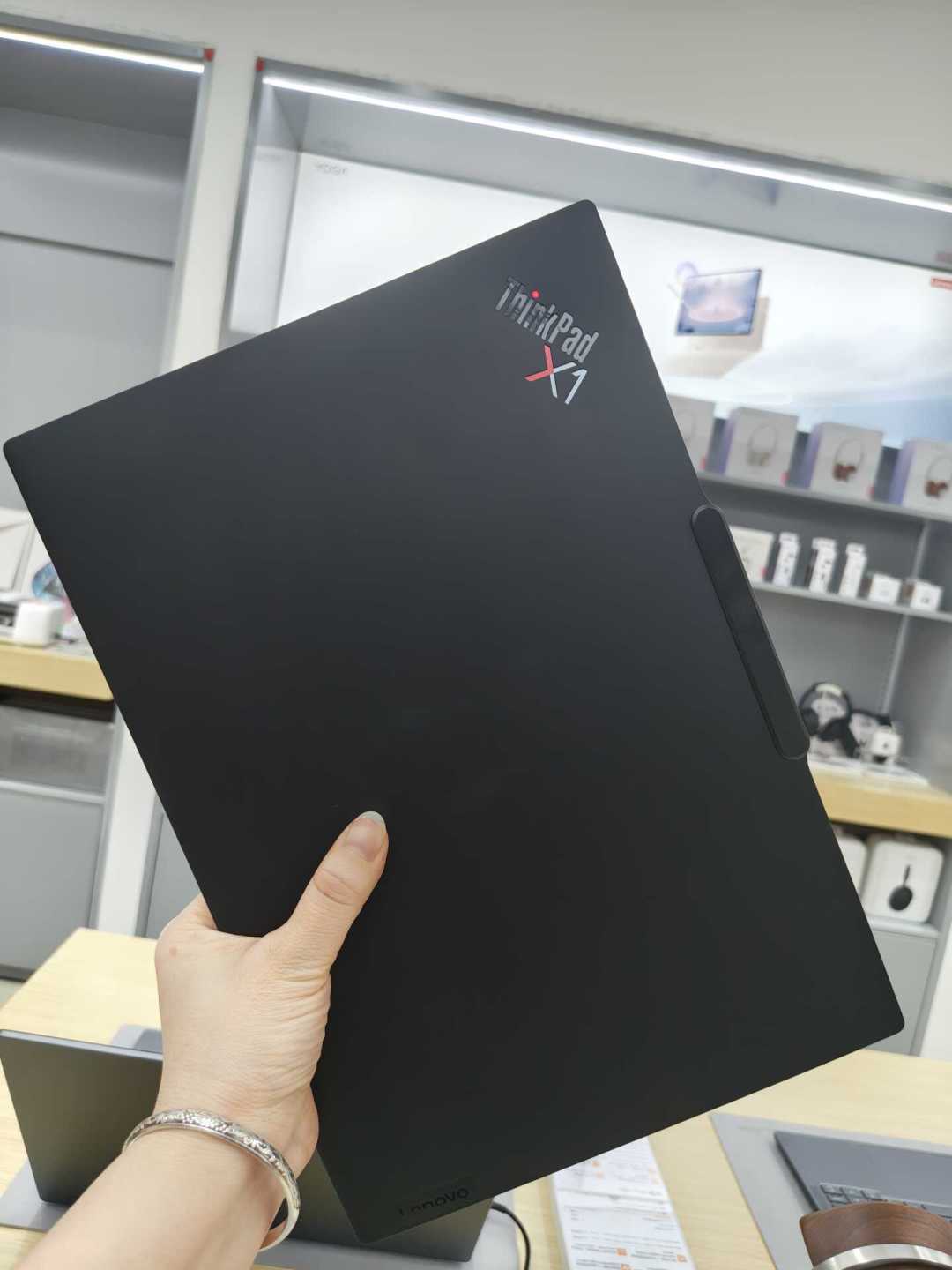 「年底8000拿下338H」撞上「年底只会更高」:ThinkPad双11对账党,10月12-20日窗口今晚收口前,先把价梯、内存、退路这三本账对完
