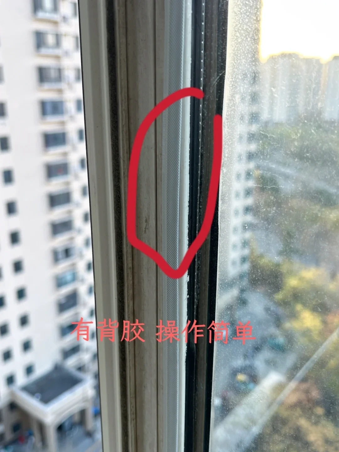 窗户漏风别先买密封条!拿纸条找出风从哪进,贴什么完全不一样