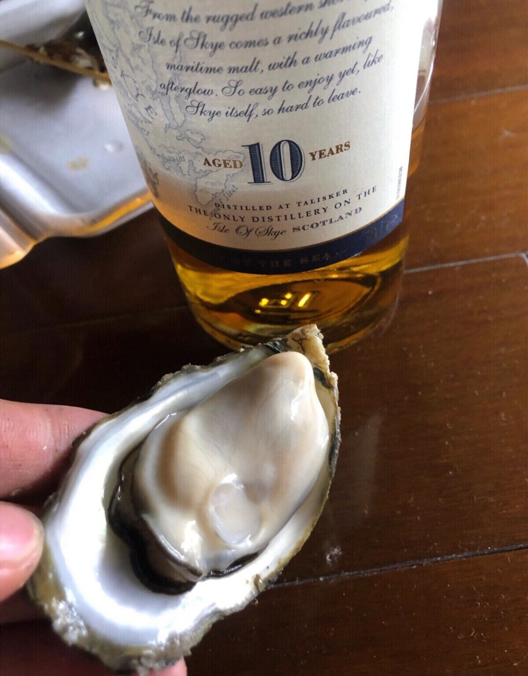 泰斯卡10年瓶标特写配生蚝