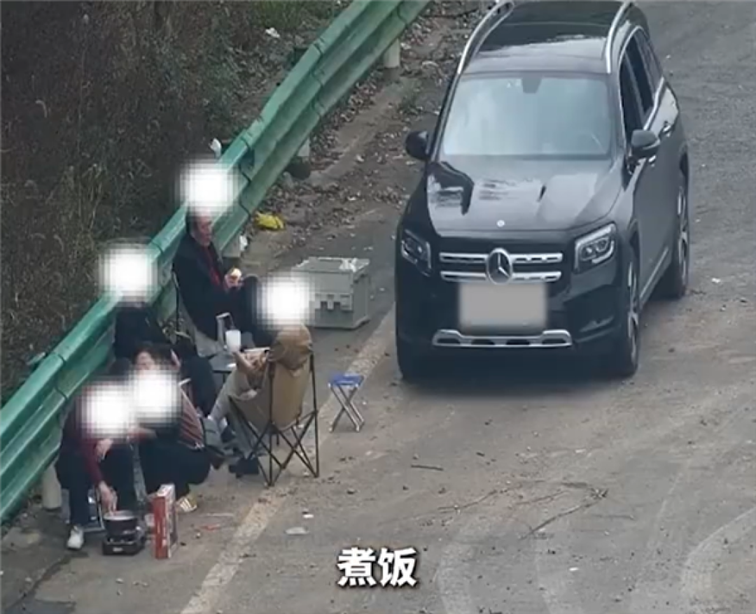 胆子太肥！5人在高速避险车道围坐生火做饭：罚款200记3分