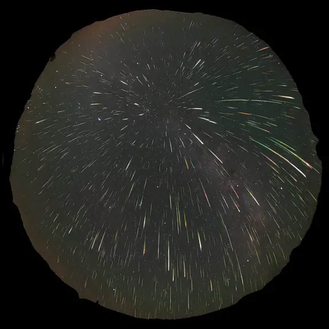 22日凌晨猎户座流星雨开场,但月亮要到4点才走:满打满算只剩1个多小时,单机一夜平均中1–2条——先看清你是哪种人再决定出门