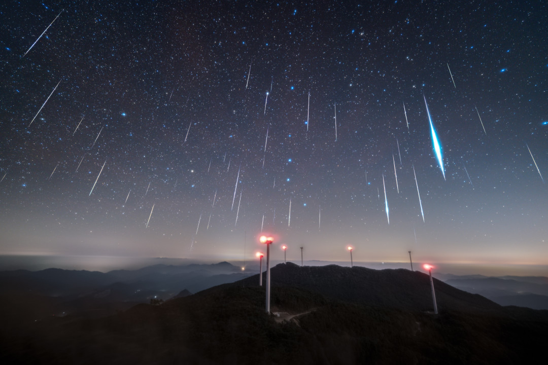 22日凌晨猎户座流星雨开场,但月亮要到4点才走:满打满算只剩1个多小时,单机一夜平均中1–2条——先看清你是哪种人再决定出门