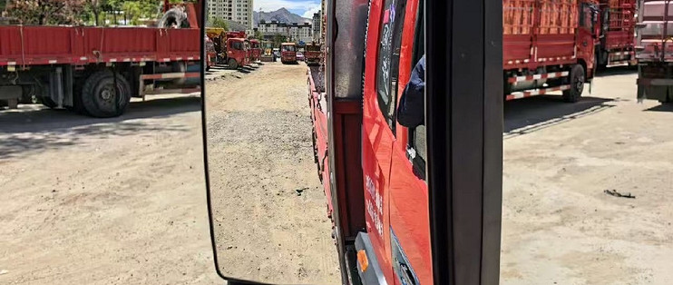 右前轮底下终于看得见了，前下视镜补上最要命的盲区