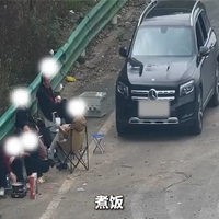 胆子太肥！5人在高速避险车道围坐生火做饭：罚款200记3分