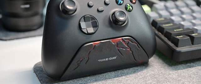 告别频繁换电池 八位堂凝焰XBOX充电底座 战争机器联名款实测