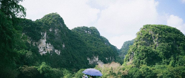 云南文山普者黑：高原上的喀斯特水乡，万亩荷花看不够