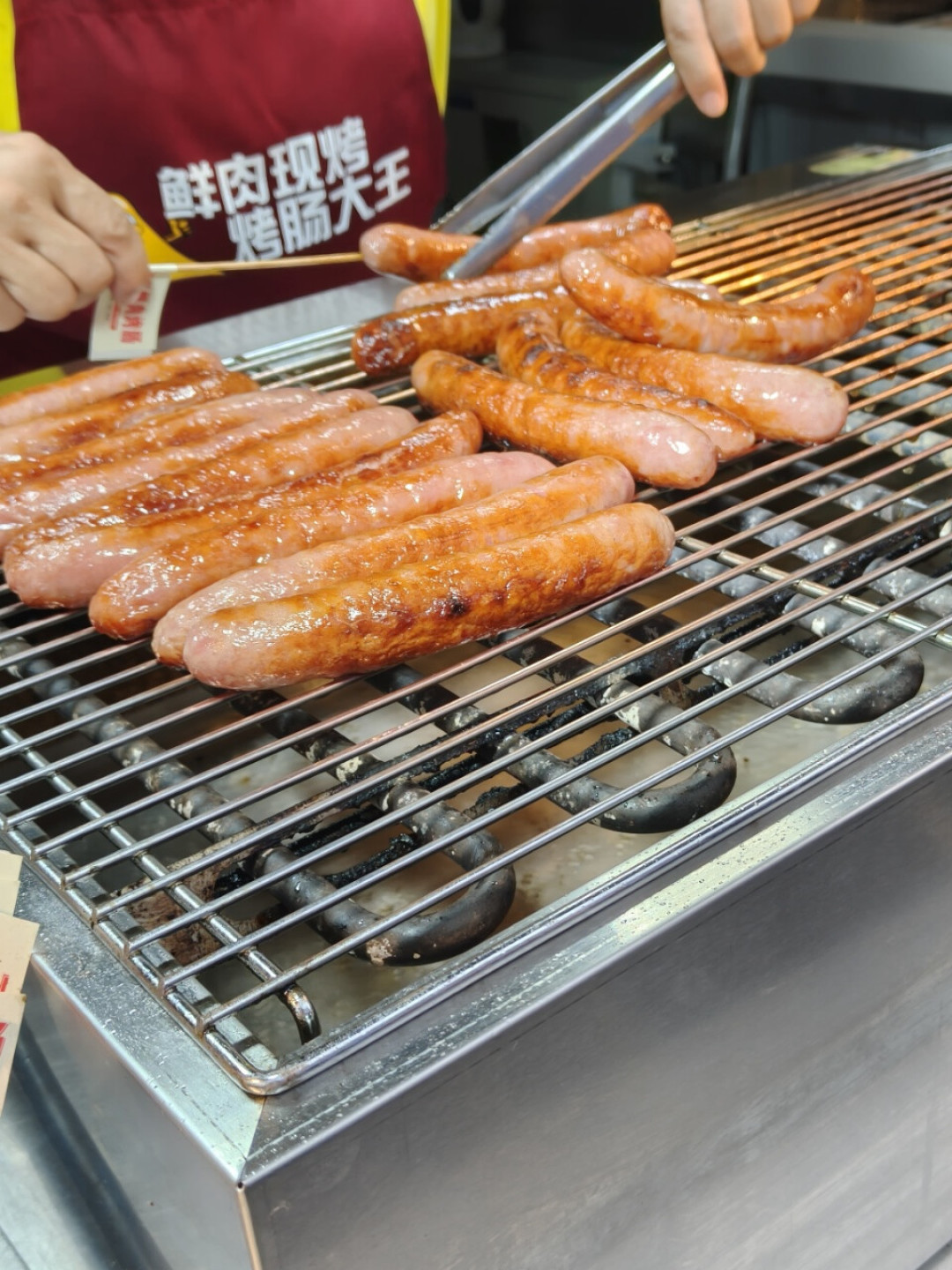 『2小时爆赚1万』撞上『摆四年夜市亏9万』：秋冬小吃摆摊副业党，今晚双11闸门前，先把收入、学费、品类、点位这四本账对完