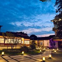 长街宴明星刷屏、闭幕戏有人抢有人原价出：乌镇戏剧节只剩最后5天，去补票前先对完「票、门、住」三本账