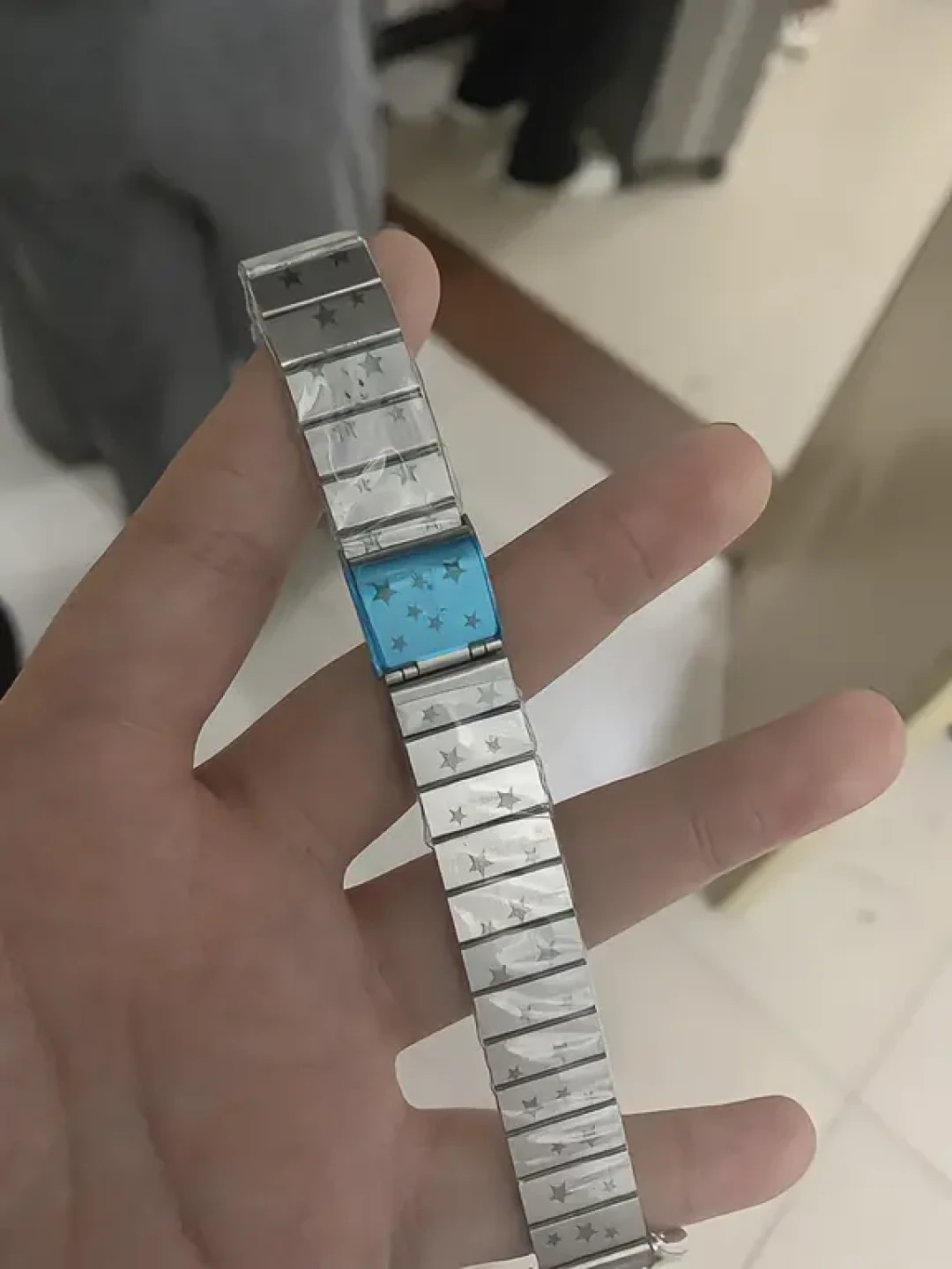 表带戴到手腕发红发痒,一半人换错了方向:双11掏钱前,先把这三步自查走完——付不付钱、换什么材质,结论不一样