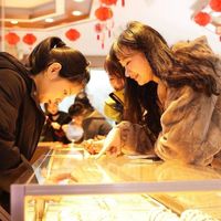 沐瞳发周大福定制5克金手链，金饰克价一夜跌回1242 | 周大福10.20日报