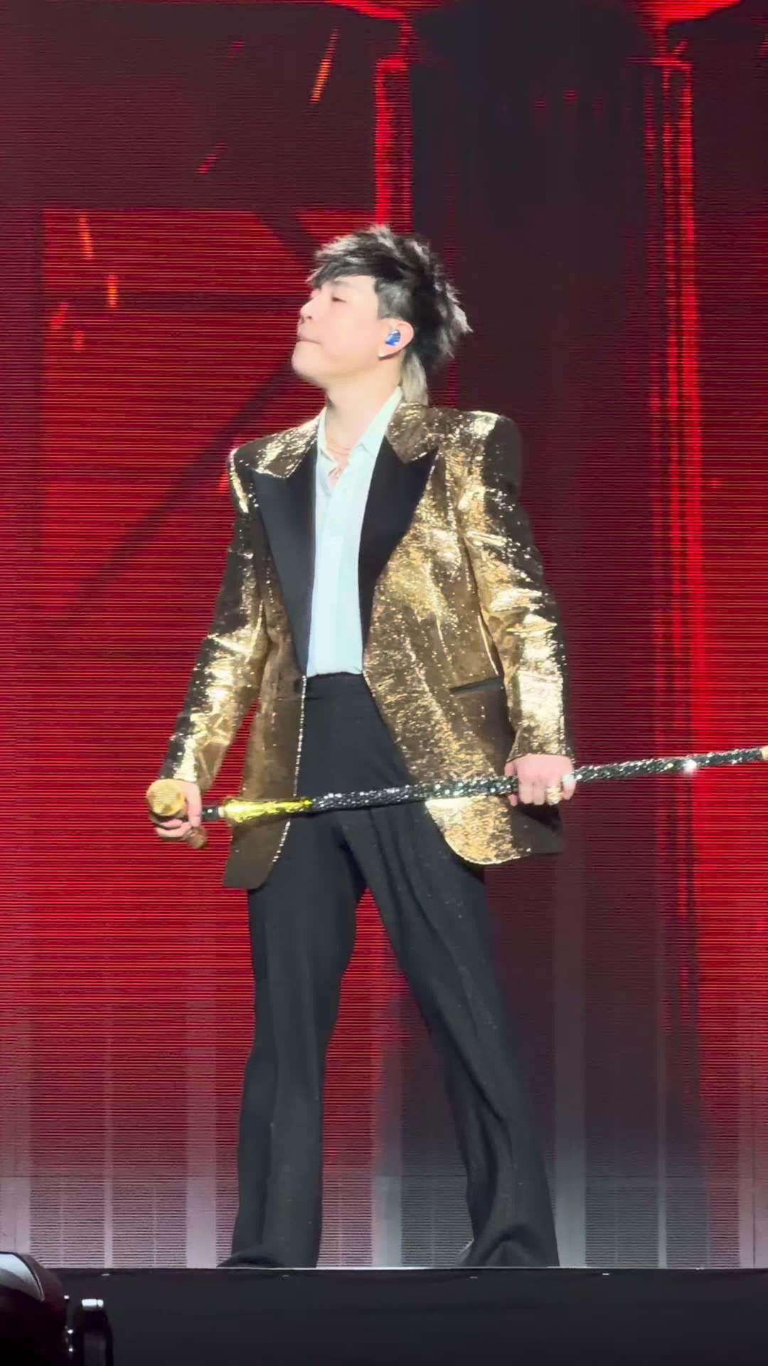 那英、林忆莲武汉同夜开唱:十一月的演唱会经费,往哪儿花?