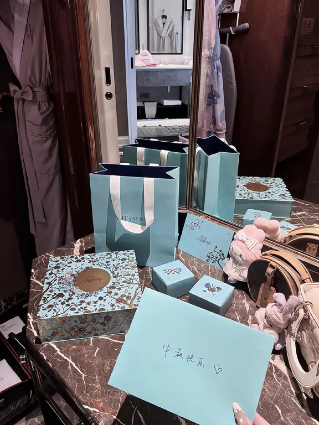「消费20万承诺的月饼寄错了人」撞上「副店长自掏一千多买花」:双11进蒂芙尼专柜前,先把承诺、隐私、路径这三本账对完