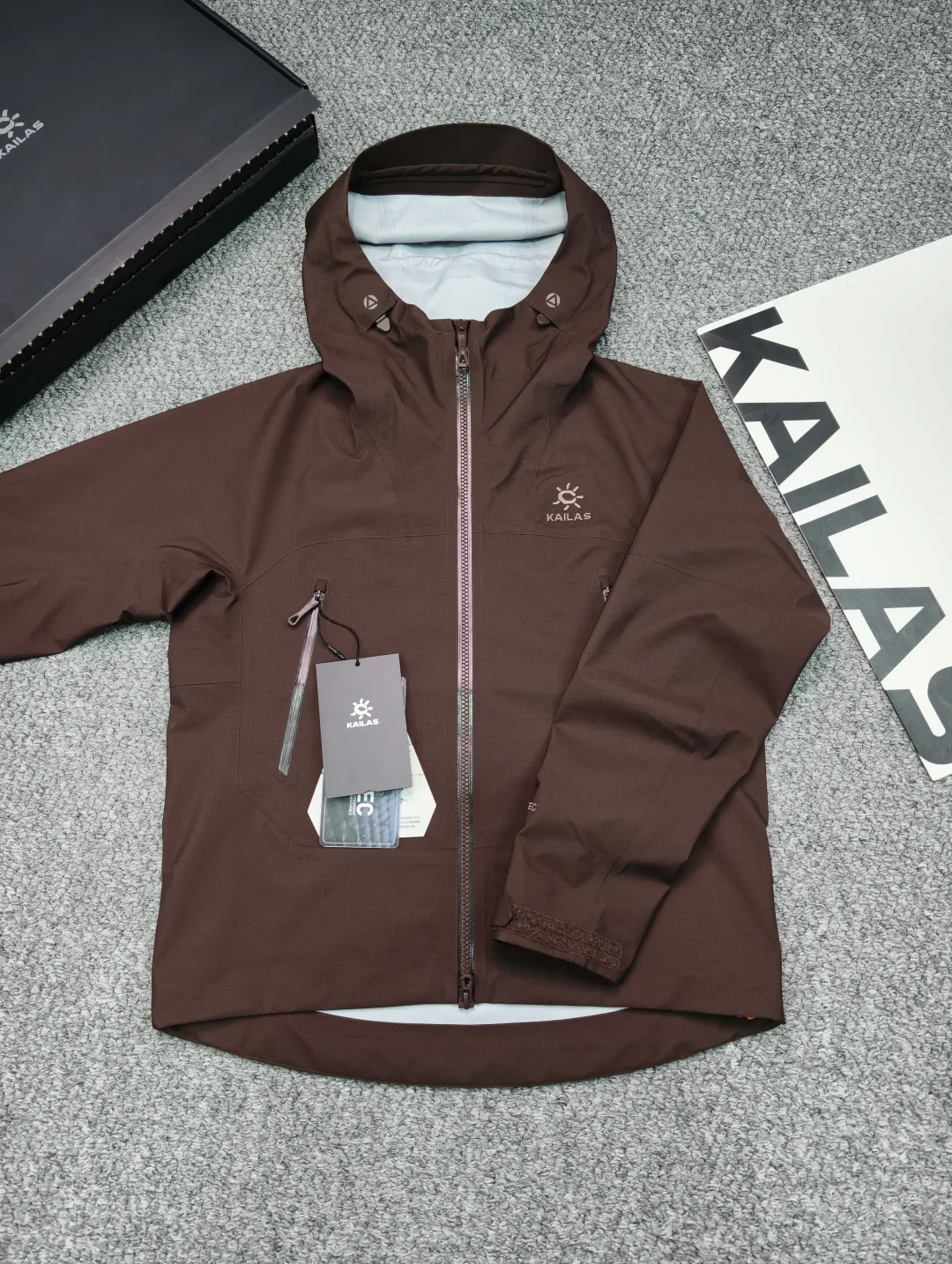 工行发冲锋衣、江苏还在发波司登羽绒:对完工服帖400多条评论与20多篇定制帖,单位发的冲锋衣三笔账一次算清