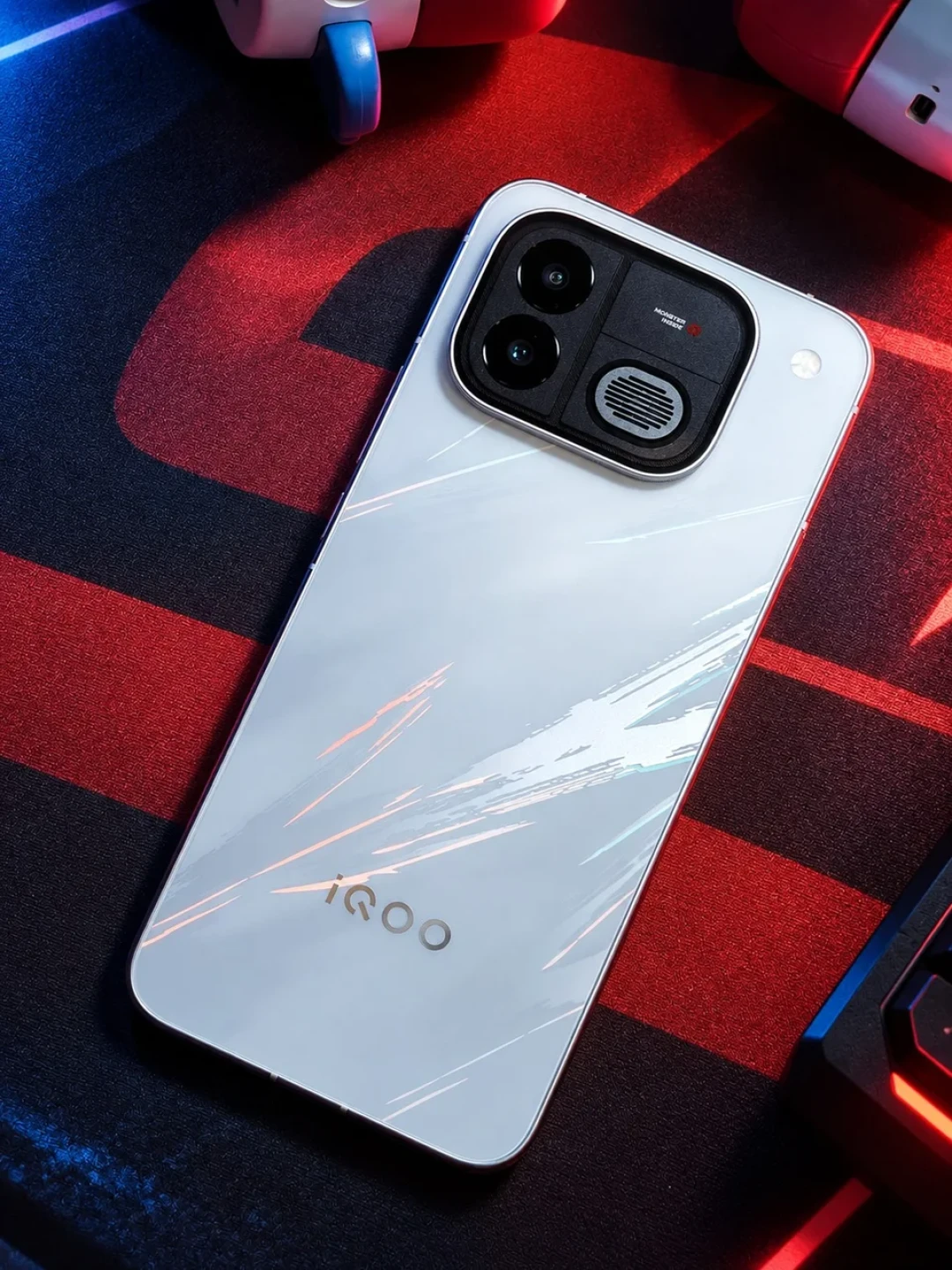 「618的3999现在挂4799」撞上「Neo12发布即开售10.28」:今晚8点iQOO闸门前,游戏党先把价梯、散热、价保这三本账对完