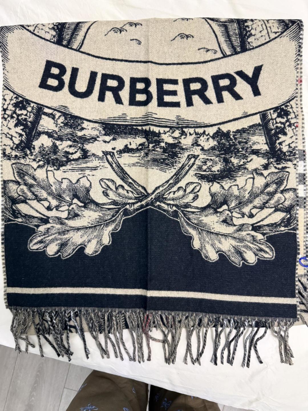 『山姆战马围巾2299』撞上『微博满屏对版5折』:双11入Burberry的对账党,今晚8点闸门前,先把价梯、真伪、穿期这三本账对完