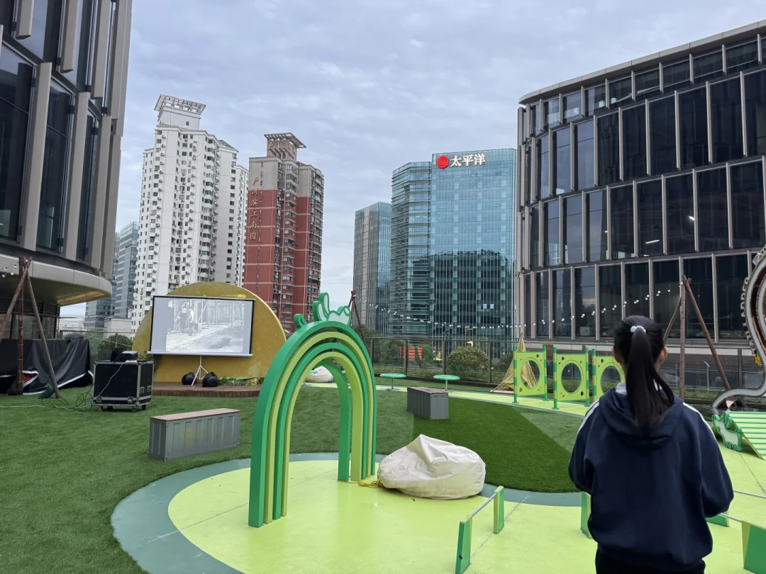 11月起上海宠物友好商场有了首个标准:牌子撤了、餐厅禁狗,狗还能进哪儿?先记牢这条分界线