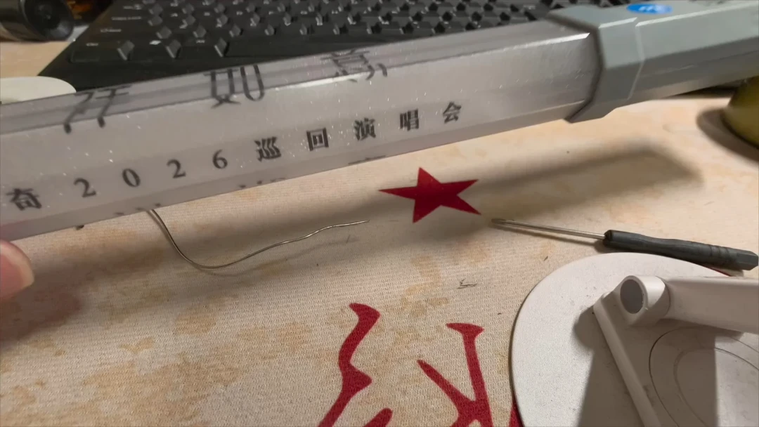 应援棒电池仓吵成两派,史上最全测评里却没有第三种:双11前把漏液、亮度、安检、成本四本账对完