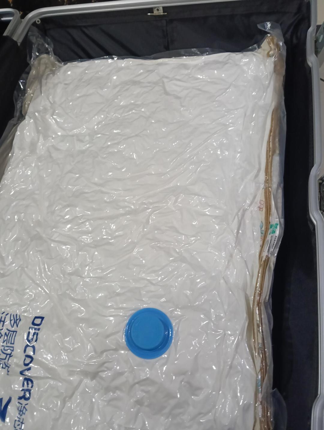 俯拍行李箱内抽真空压平的压缩袋