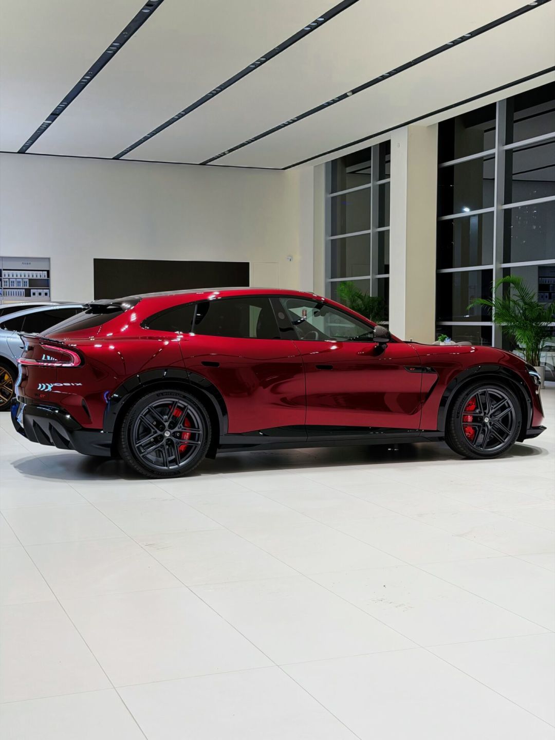 YU7 GT赛道版备案公示：车宽+93mm、车高降27mm、后胎325——等赛道版还是提现款，先把这三本账对完