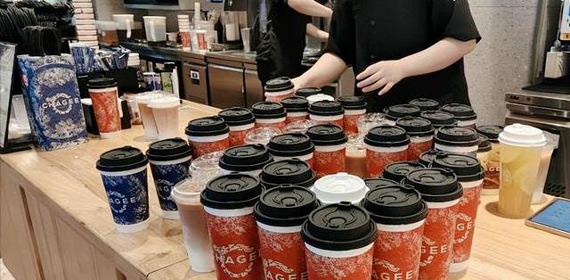 霸王茶姬送出去的第二杯谁买单？加盟商称补3元，品牌说不属实