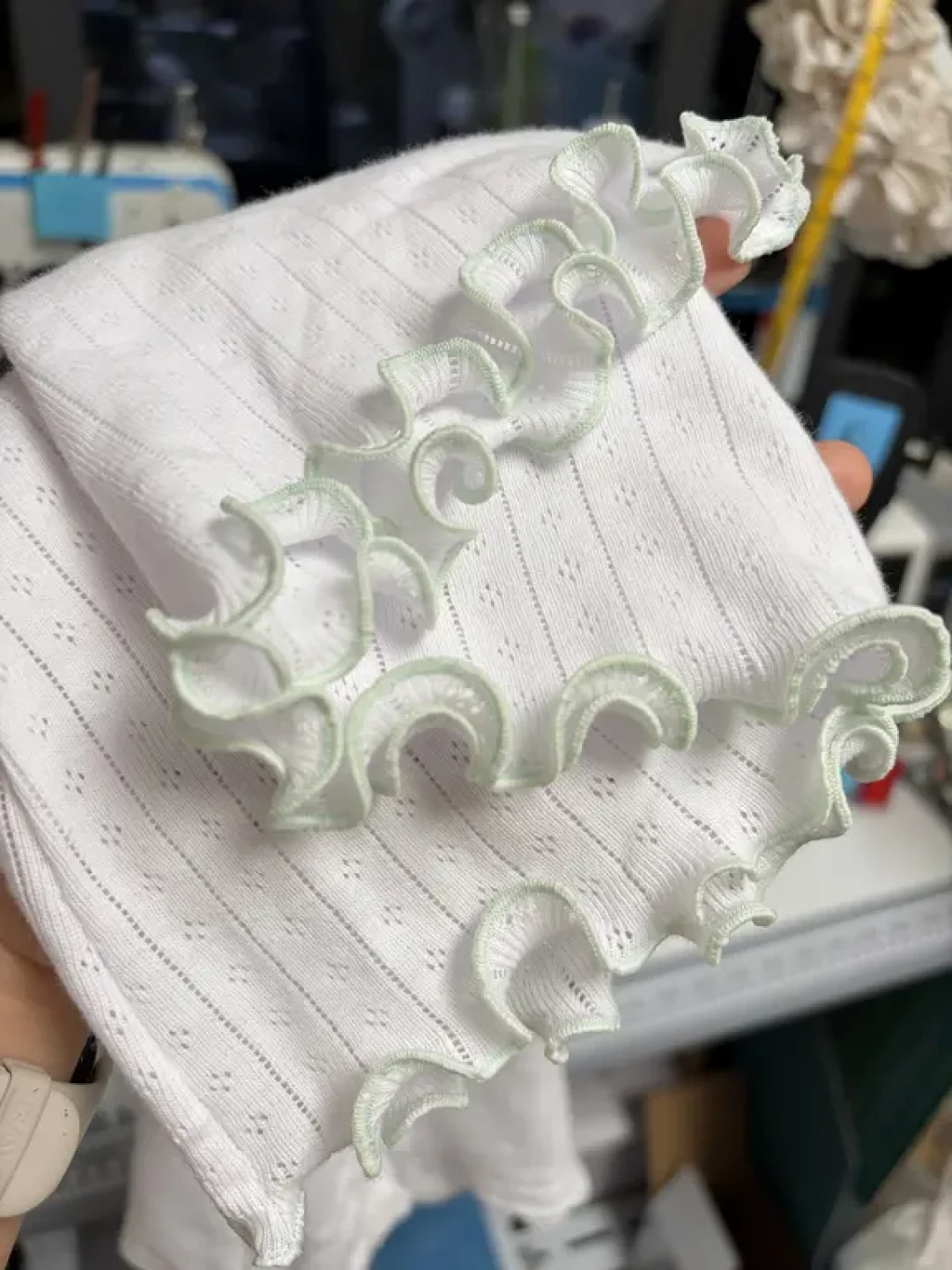锁边机比我的缝纫机还贵：把二十来条晒价帖和翻车帖摆一张账，第二台机器值不值，看你车什么布