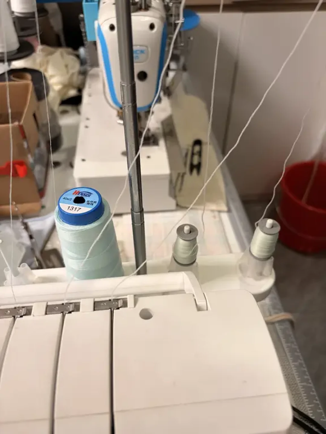 锁边机比我的缝纫机还贵：把二十来条晒价帖和翻车帖摆一张账，第二台机器值不值，看你车什么布
