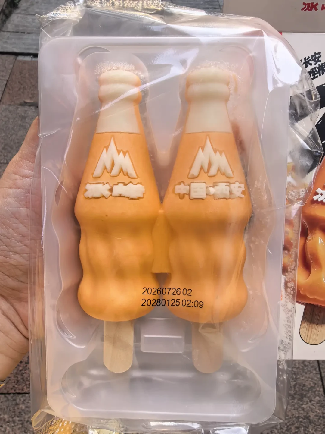 冰峰的第一根雪糕卖到18元：雪糕卖不动的最冷夏天，这根“西安限定”值不值咥一口？