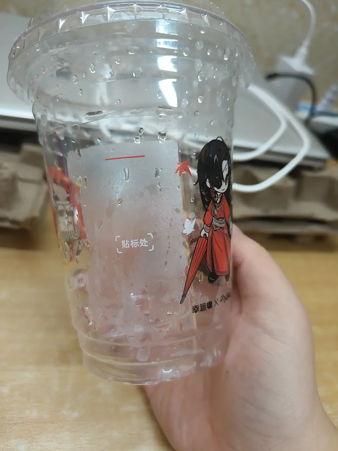 风油精能除胶,但有人把杯子图案也擦掉了:先看清材质再动手