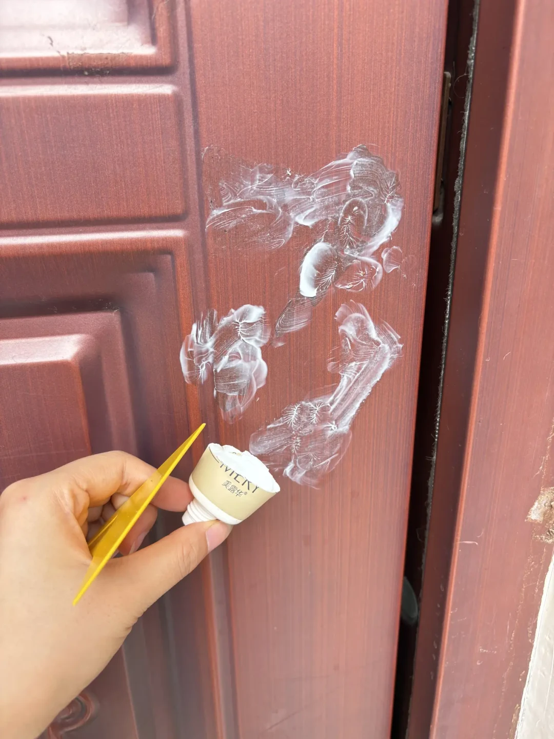 风油精能除胶,但有人把杯子图案也擦掉了:先看清材质再动手