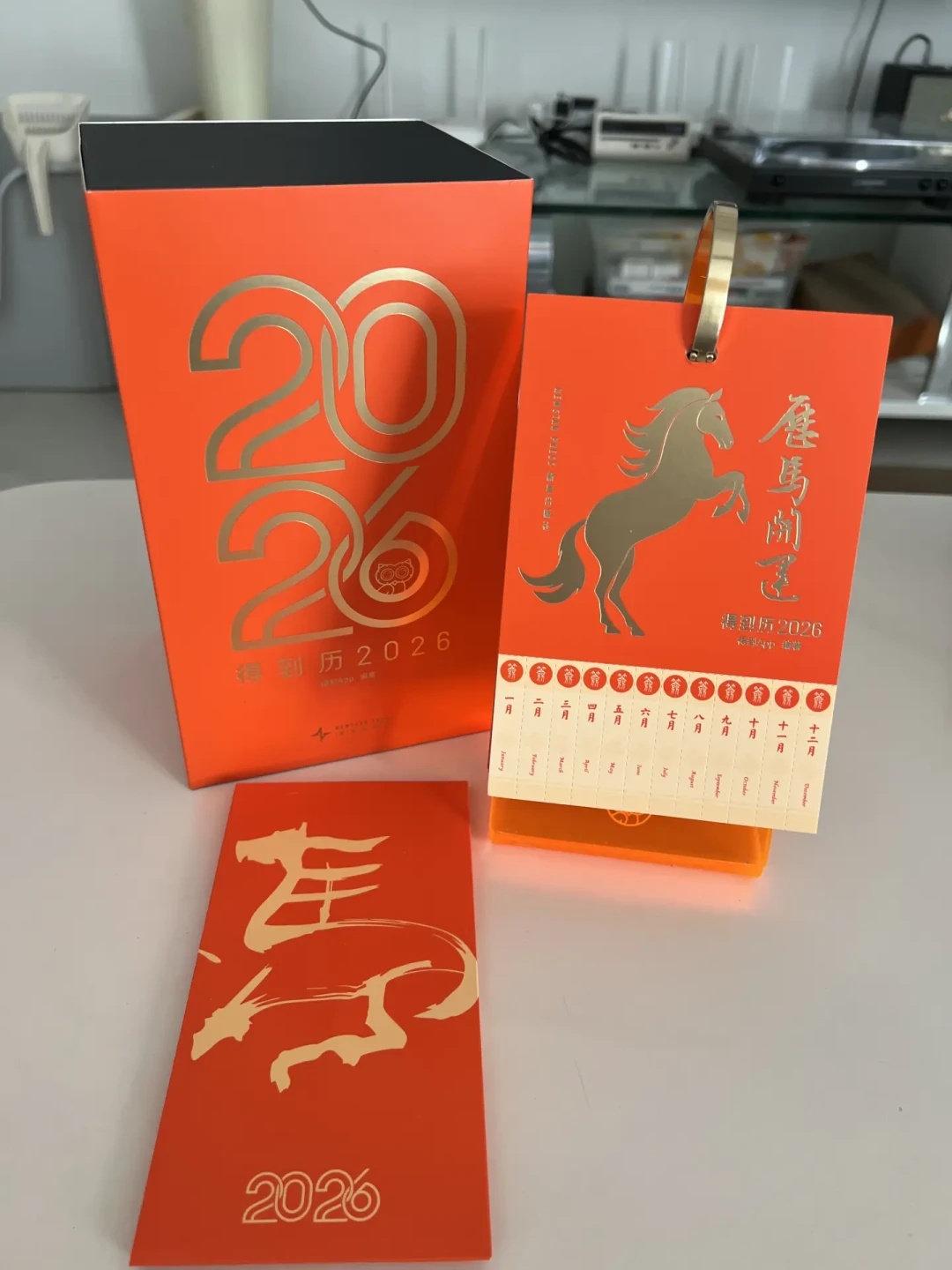 卖AI的得到,今天偏偏发了一本纸日历:2027金句日历对战知乎、央视竞品,掏钱前先把三件事看明白