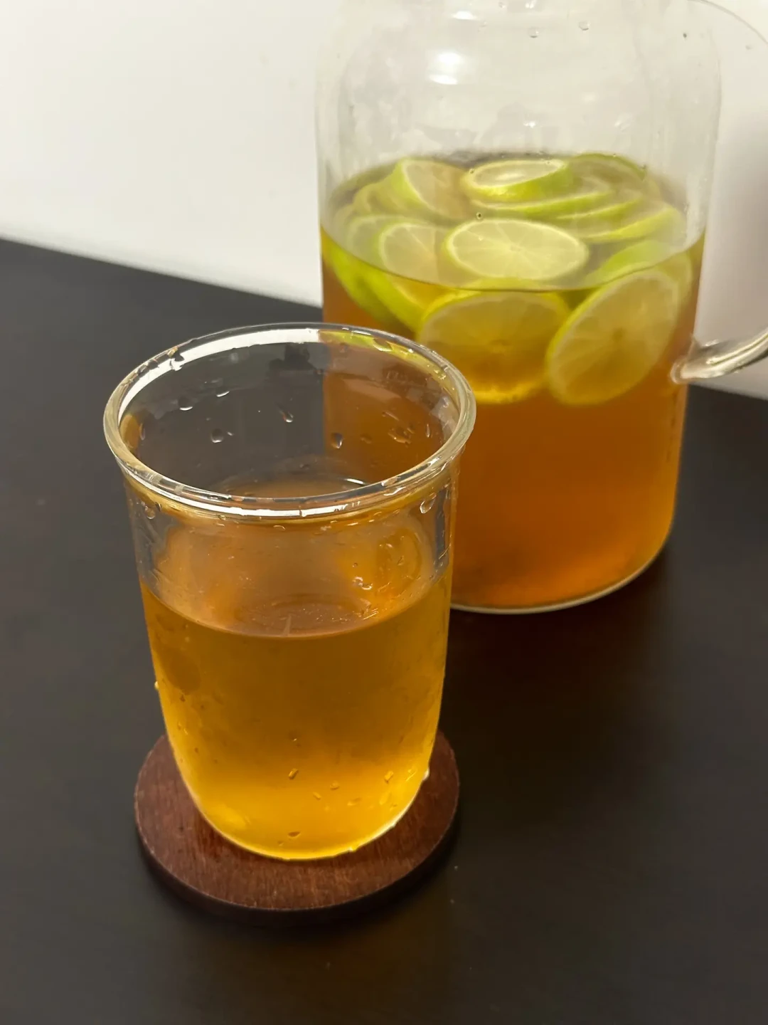0糖花果茶的甜味有三种身份:配料表第二行是糖醇,但加了多少克,没人必须告诉你