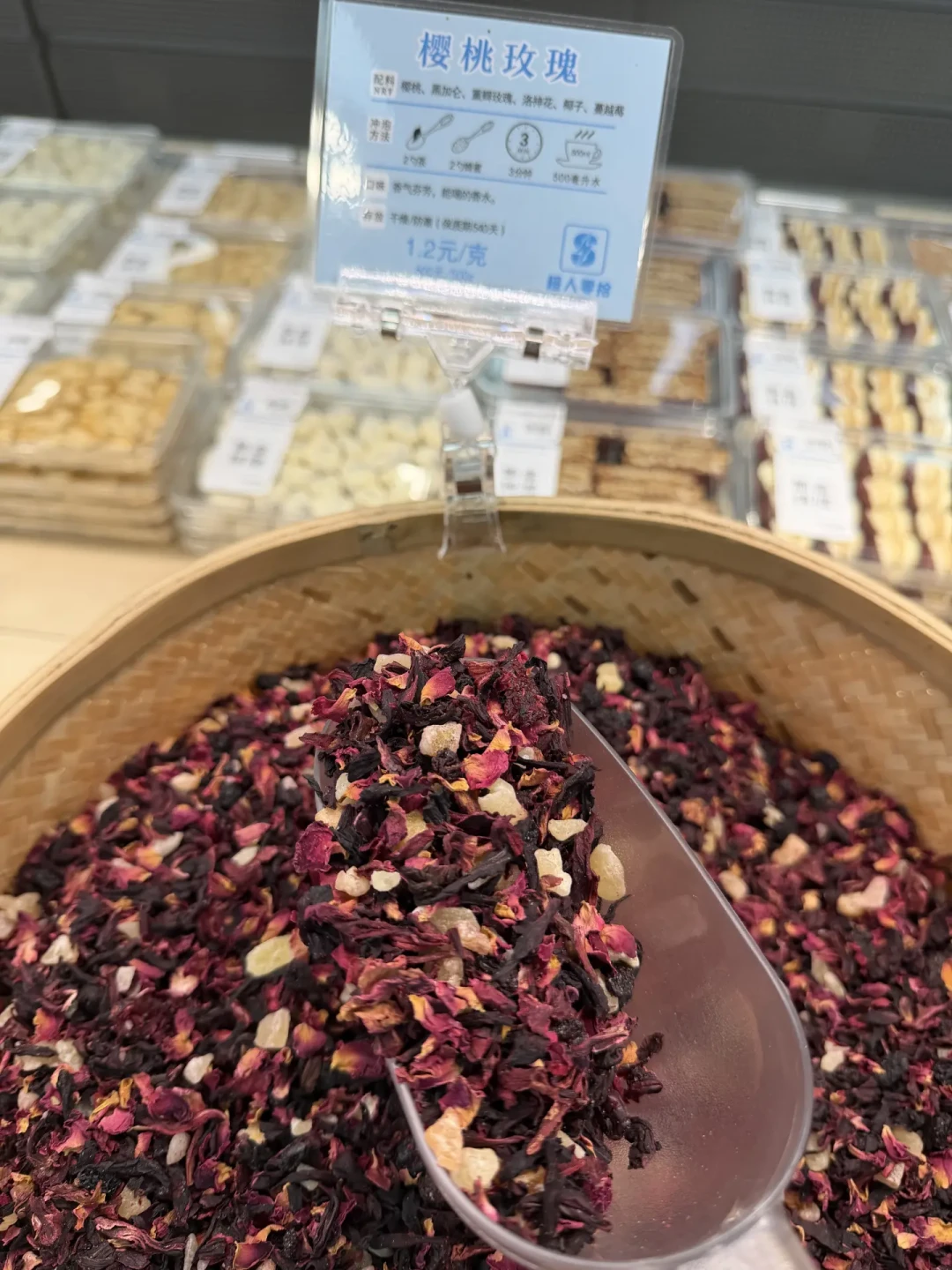 0糖花果茶的甜味有三种身份:配料表第二行是糖醇,但加了多少克,没人必须告诉你