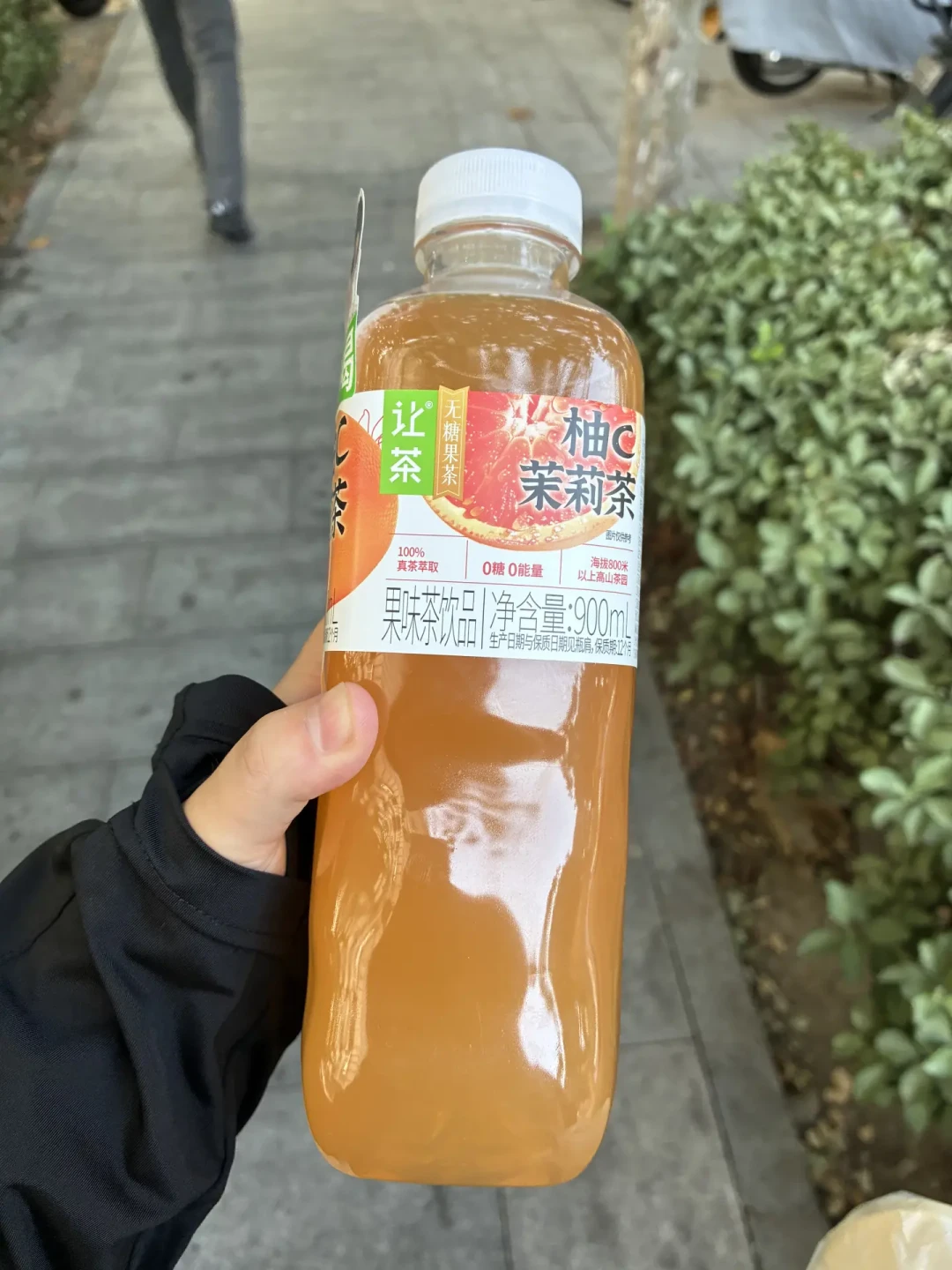 0糖花果茶的甜味有三种身份:配料表第二行是糖醇,但加了多少克,没人必须告诉你