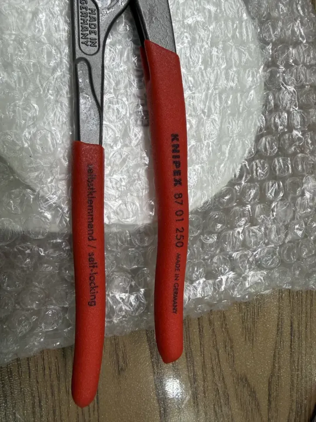 买凯尼派克第一课是“求鉴定”:假货卖150,细节比真品真