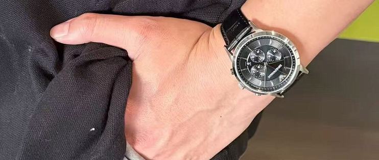 秋季通勤男表盯这块：阿玛尼AR11820黑盘皮带👔