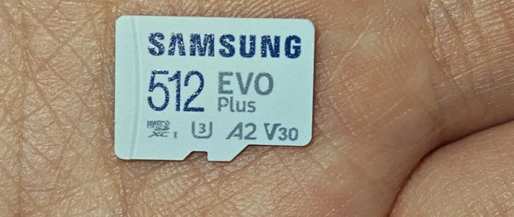 三星 EVO Plus 的 64G 和 256G 是同一张卡面、两档速度：买 microSD 卡先算设备码率，再看 V 后面那个数