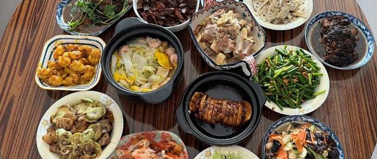 大餐桌一年坐不满3回，媳妇说扔了可惜，两三个平方全堆快递了