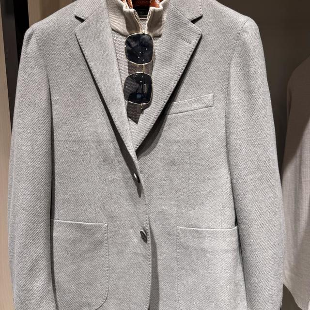 雅戈尔西装的3个价位层：从50%羊毛到Loro Piana，买哪层？