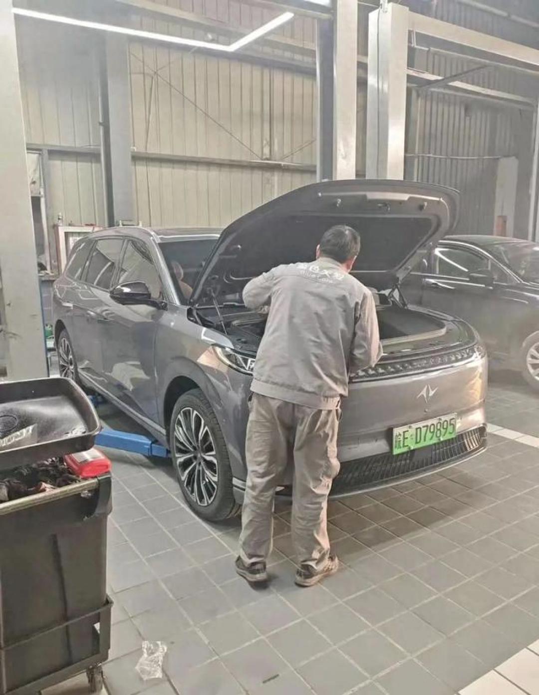 第一次营地过夜还剩2天,媳妇刷到「换电池13万」的帖子要给方盒子上2680的护板:我扒完「必装派」和「新国标派」,先做了三件0元的事——护板的钱,让周六那27公里山路说了算