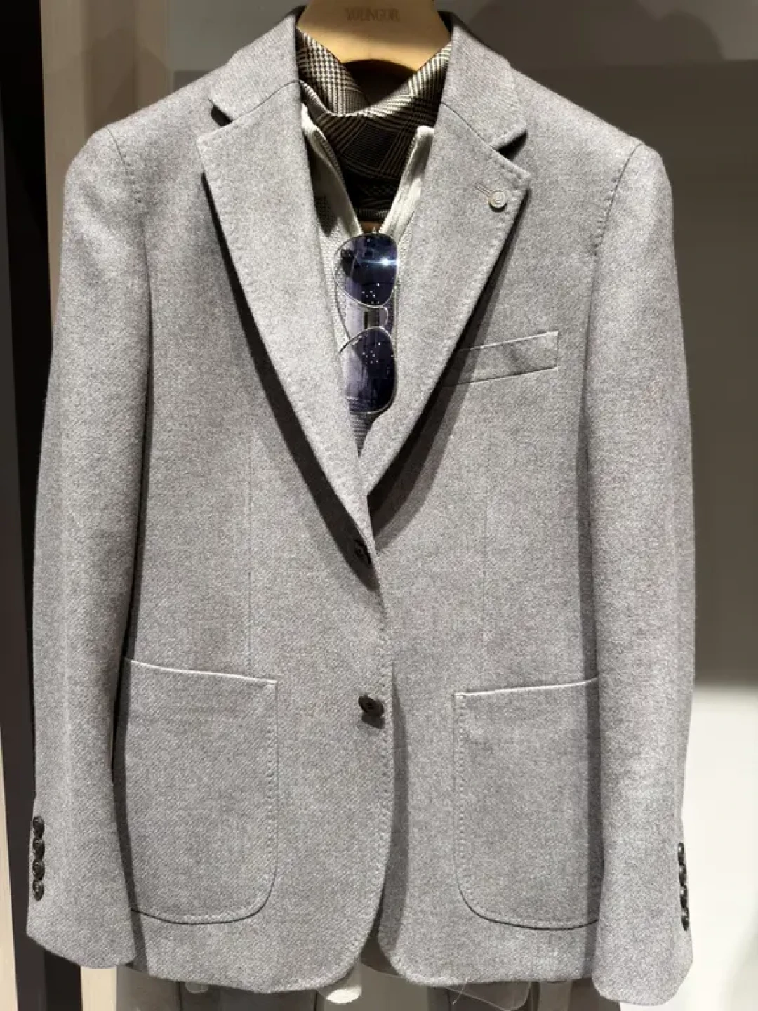 穿西装像中介?雅戈尔西服吊牌上,字母比价格重要