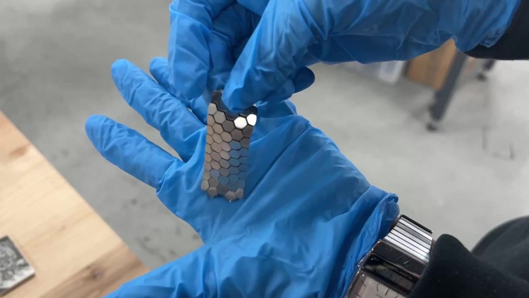 iPhone 铰链是打印的:良率先跌到3成,苹果为啥还硬用
