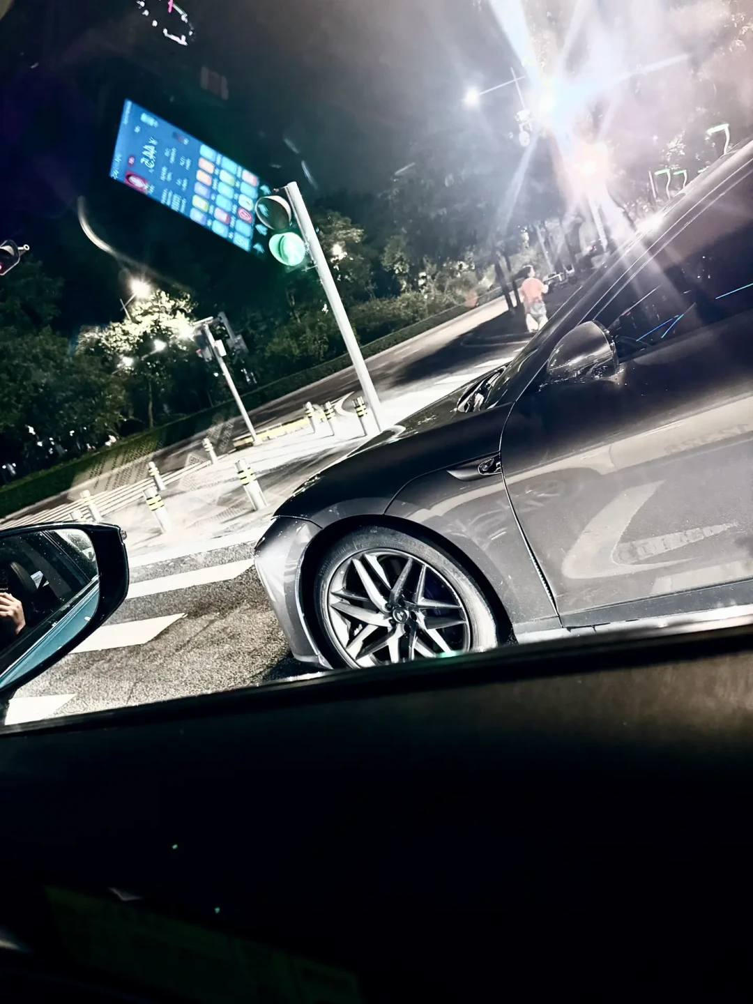 极越前首席设计师发了张“绝唱”合影:07GT、09、ROBO X三台未完工车,我把它们挂在重整资产台账上对完账