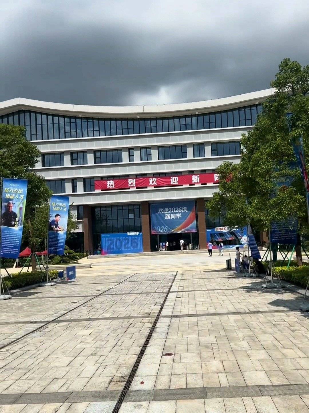 董明珠开学第一课:关小卖部,全网叫好;禁恋爱,全网吵翻