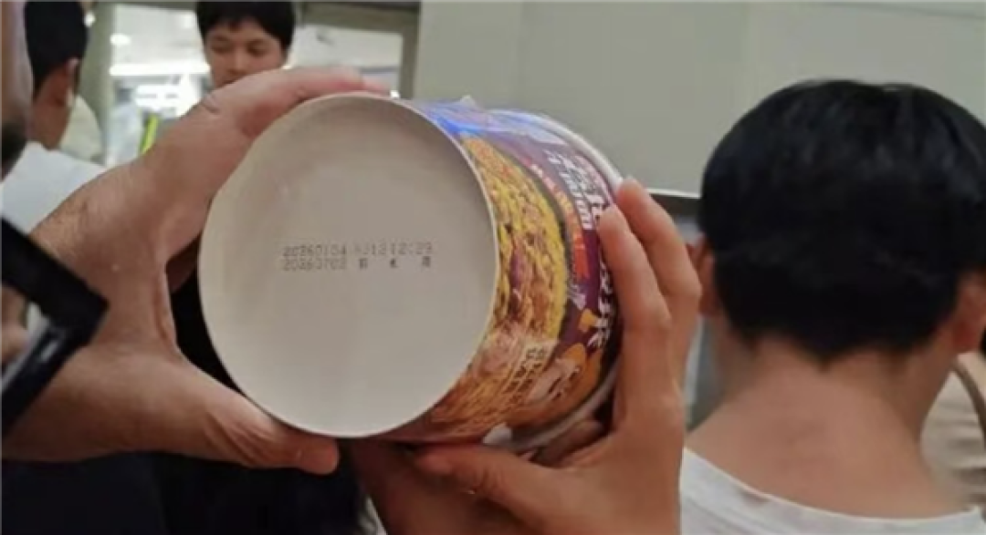 航班延误后发放过期泡面 乌鲁木齐航空通报:已严肃问责并整改 首位反馈旅客已发2000元现金奖励