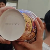 航班延误后发放过期泡面 乌鲁木齐航空通报：已严肃问责并整改 首位反馈旅客已发2000元现金奖励