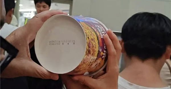 航班延误后发放过期泡面 乌鲁木齐航空通报：已严肃问责并整改 首位反馈旅客已发2000元现金奖励