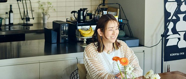 她从城市搬到乡下，一间旧木屋住出了人生的高级感